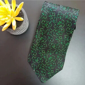 Hallmark Celebrations St. Patrick's Day Clover Tie